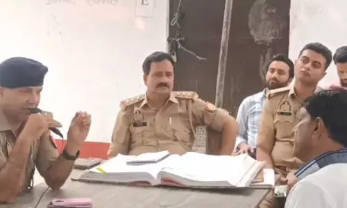 DSP को ईद को लेकर चल रही मीटिंग में आया गुस्सा, माहौल बिगाड़ने वालों को दी चेतावनी DSP को ईद को लेकर चल रही मीटिंग में आया गुस्सा, माहौल बिगाड़ने वालों को दी चेतावनी