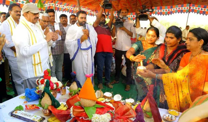 Khammam में वेलुगुमातला विस्थापित परिवारों के लिए घरों के लिए भूमि पूजा आयोजित की गई Khammam में वेलुगुमातला विस्थापित परिवारों के लिए घरों के लिए भूमि पूजा आयोजित की गई