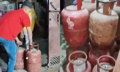 कालाबाजारी करने स्टॉक में रखे 55 गैस सिलेंडर जब्त, LPG संकट के बीच पुलिस की रेड कालाबाजारी करने स्टॉक में रखे 55 गैस सिलेंडर जब्त, LPG संकट के बीच पुलिस की रेड