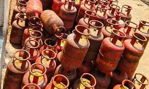 Commercial गैस सिलेंडरों की कमी: रेस्टोरेंट लकड़ी के चूल्हों का इस्तेमाल करने लगे Commercial गैस सिलेंडरों की कमी: रेस्टोरेंट लकड़ी के चूल्हों का इस्तेमाल करने लगे