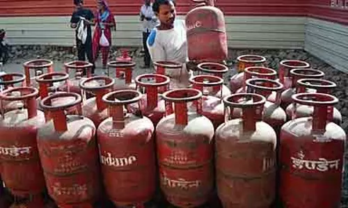 Commercial कुकिंग गैस सिलेंडर की कमी: रेस्टोरेंट में खाने की कीमतें बढ़ीं