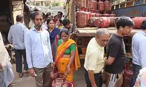 Tamil Nadu : कुकिंग गैस सिलेंडर बिक्री केंद्रों के पास कड़ी सुरक्षा Tamil Nadu : कुकिंग गैस सिलेंडर बिक्री केंद्रों के पास कड़ी सुरक्षा