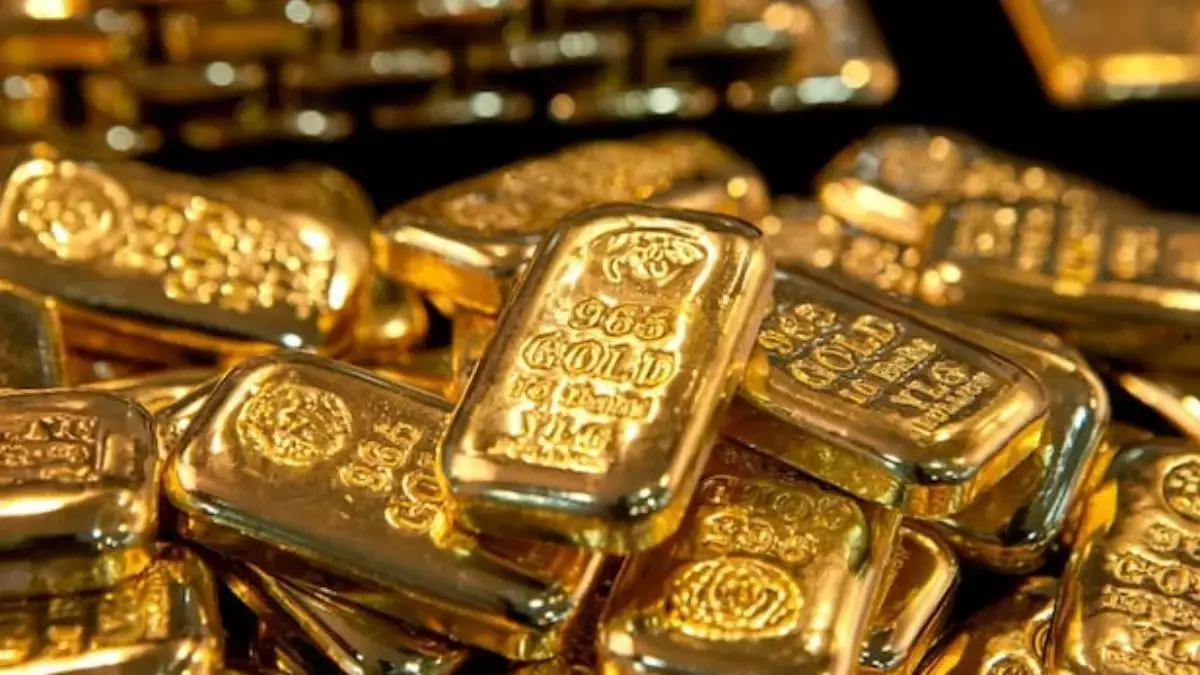 Gold इस हफ़्ते गिरावट की ओर, तेल की कीमतों में उछाल से दर-कट की उम्मीदों पर पड़ा असर Gold इस हफ़्ते गिरावट की ओर, तेल की कीमतों में उछाल से दर-कट की उम्मीदों पर पड़ा असर
