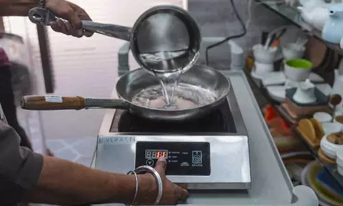 Gurugram: संकट के चलते क्लाउड किचन ने इलेक्ट्रिक पर स्विच किया, मेन्यू में कटौती Gurugram: संकट के चलते क्लाउड किचन ने इलेक्ट्रिक पर स्विच किया, मेन्यू में कटौती