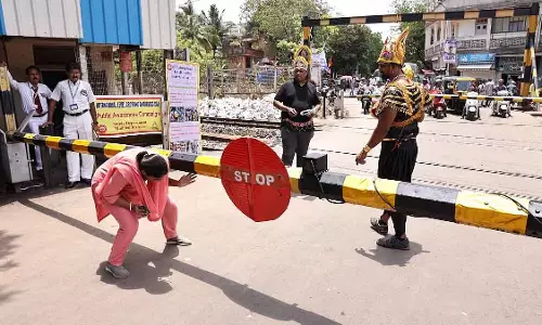 Indore : इंदौर-दाहोद रेल लाइन पर ट्रैफिक जाम कम करने के लिए रोड ओवर ब्रिज खोला गया Indore : इंदौर-दाहोद रेल लाइन पर ट्रैफिक जाम कम करने के लिए रोड ओवर ब्रिज खोला गया
