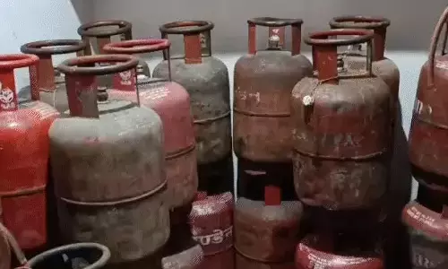 बिलासपुर में 126 घरेलू गैस सिलेंडर जब्त, ब्लैकमार्केटिंग कर रहे थे किचन केयर और किराना स्टोर संचालक बिलासपुर में 126 घरेलू गैस सिलेंडर जब्त, ब्लैकमार्केटिंग कर रहे थे किचन केयर और किराना स्टोर संचालक