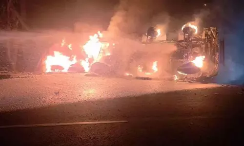 Odisha के अंगुल में घाट पर पलटने के बाद तेल टैंकर में लगी आग, ड्राइवर जिंदा जला