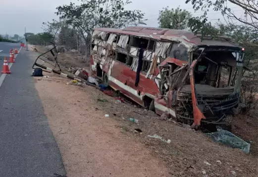 Nizamabad में हाईवे पर ट्रैवल बस पलटने से चार लोगों की मौत Nizamabad में हाईवे पर ट्रैवल बस पलटने से चार लोगों की मौत