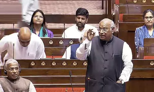 Kharge ने केंद्र से कालाबुरागी में खोजे गए प्राचीन बौद्ध मठ की व्यापक खुदाई कराने का आग्रह किया Kharge ने केंद्र से कालाबुरागी में खोजे गए प्राचीन बौद्ध मठ की व्यापक खुदाई कराने का आग्रह किया