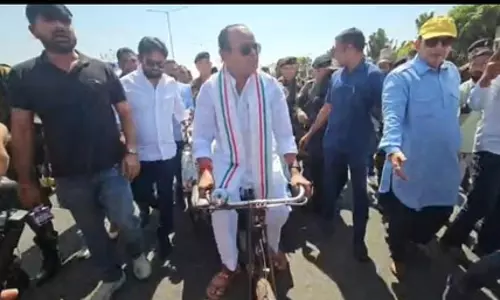 रिक्शा चलाकर विधानसभा पहुंचे मंत्री, सरकार के खिलाफ अनोखा विरोध