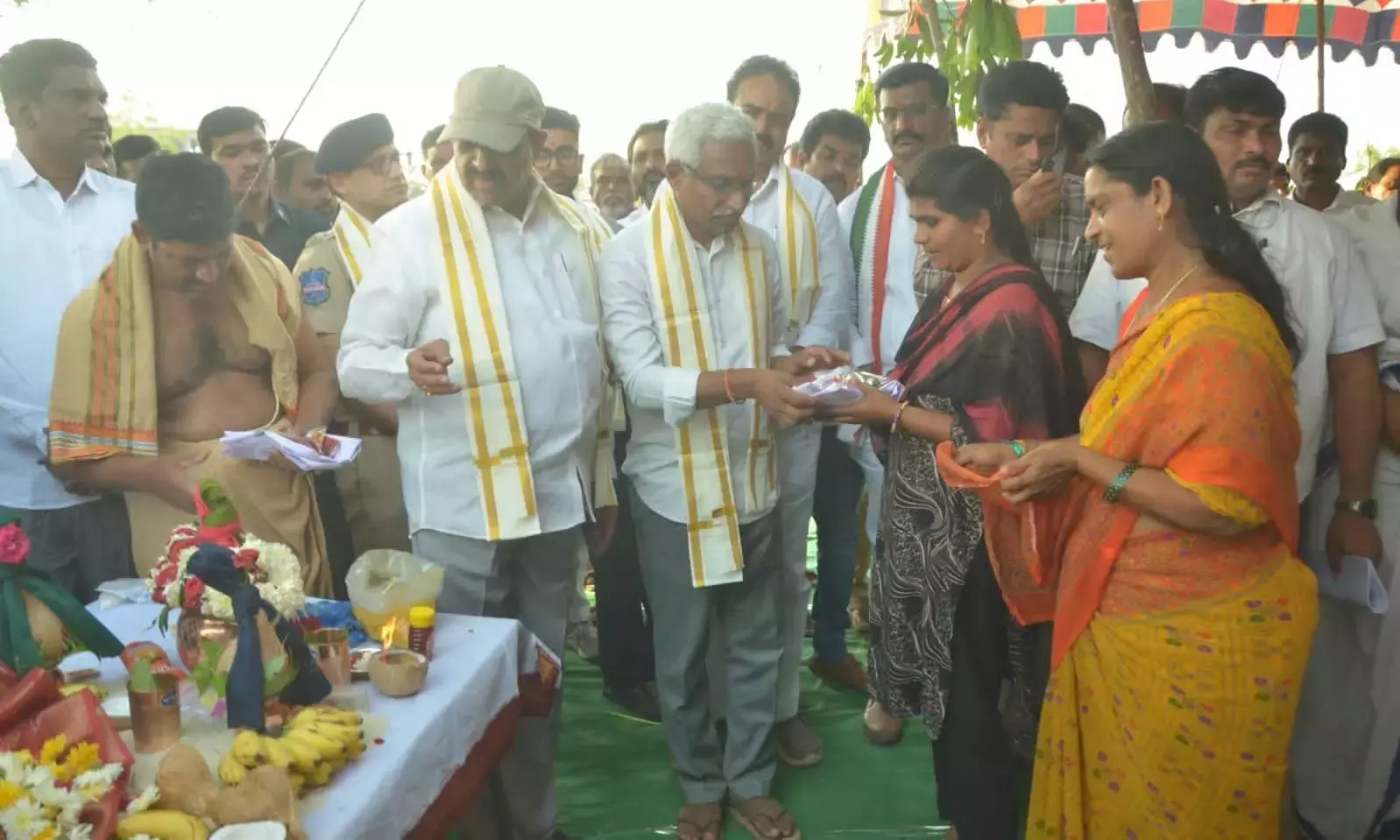 Velugumatla से बेदखल परिवारों के लिए ब्याज-मुक्त ऋण, तुम्माला कहते हैं Velugumatla से बेदखल परिवारों के लिए ब्याज-मुक्त ऋण, तुम्माला कहते हैं