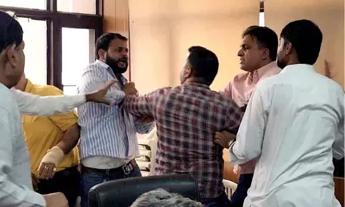 Rohtak ज़िला परिषद की बैठक में हंगामा, उपाध्यक्ष और पार्षद के बीच हाथापाई