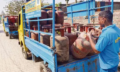 Punjab में LPG की कमी से बढ़ी चिंता, कालाबाज़ारी में तेज़ी Punjab में LPG की कमी से बढ़ी चिंता, कालाबाज़ारी में तेज़ी