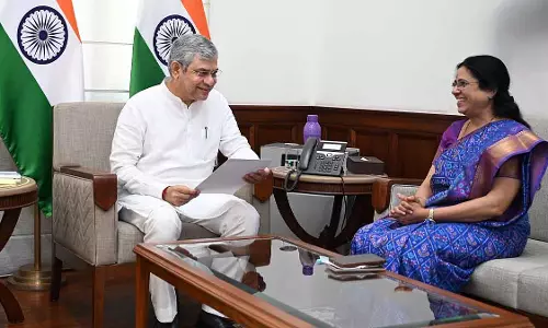 Medha Kulkarni ने अश्विनी वैष्णव के साथ बैठक में पुणे-कोंकण अमृत भारत एक्सप्रेस सेवा की मांग की Medha Kulkarni ने अश्विनी वैष्णव के साथ बैठक में पुणे-कोंकण अमृत भारत एक्सप्रेस सेवा की मांग की