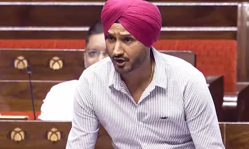 राज्यसभा में Harbhajan Singh ने इंस्टाग्राम पर बच्चों के लिए अश्लील सामग्री के खतरों को उजागर किया राज्यसभा में Harbhajan Singh ने इंस्टाग्राम पर बच्चों के लिए अश्लील सामग्री के खतरों को उजागर किया