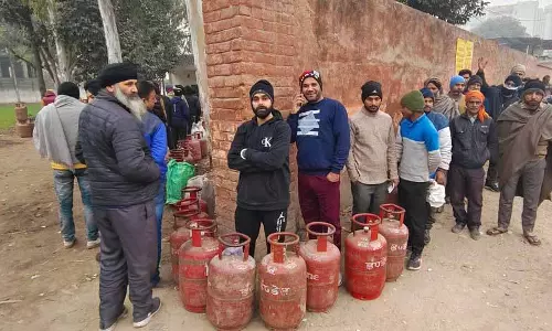 LPG की कमी से लोग घबराकर खरीदारी करने लगे; किराने के सामान की कीमतें बढ़ीं LPG की कमी से लोग घबराकर खरीदारी करने लगे; किराने के सामान की कीमतें बढ़ीं