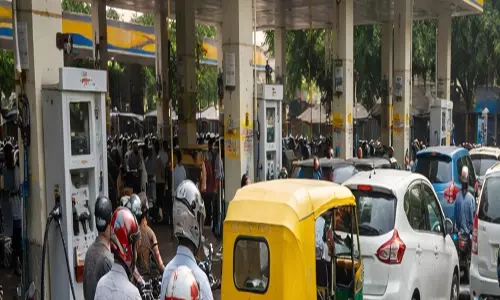 Tamil Nadu डेल्टा जिलों में पेट्रोल की कमी की अफ़वाह, लोग घबराए
