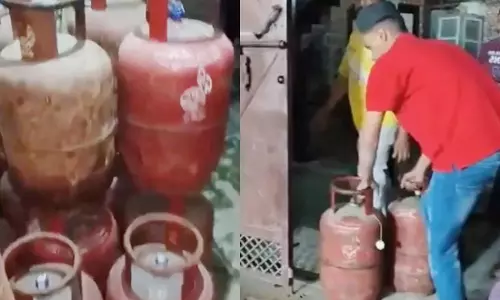 Hapur: गैस संकट के बीच हापुड़ में छापा, 55 भरे सिलेंडर मिले Hapur: गैस संकट के बीच हापुड़ में छापा, 55 भरे सिलेंडर मिले