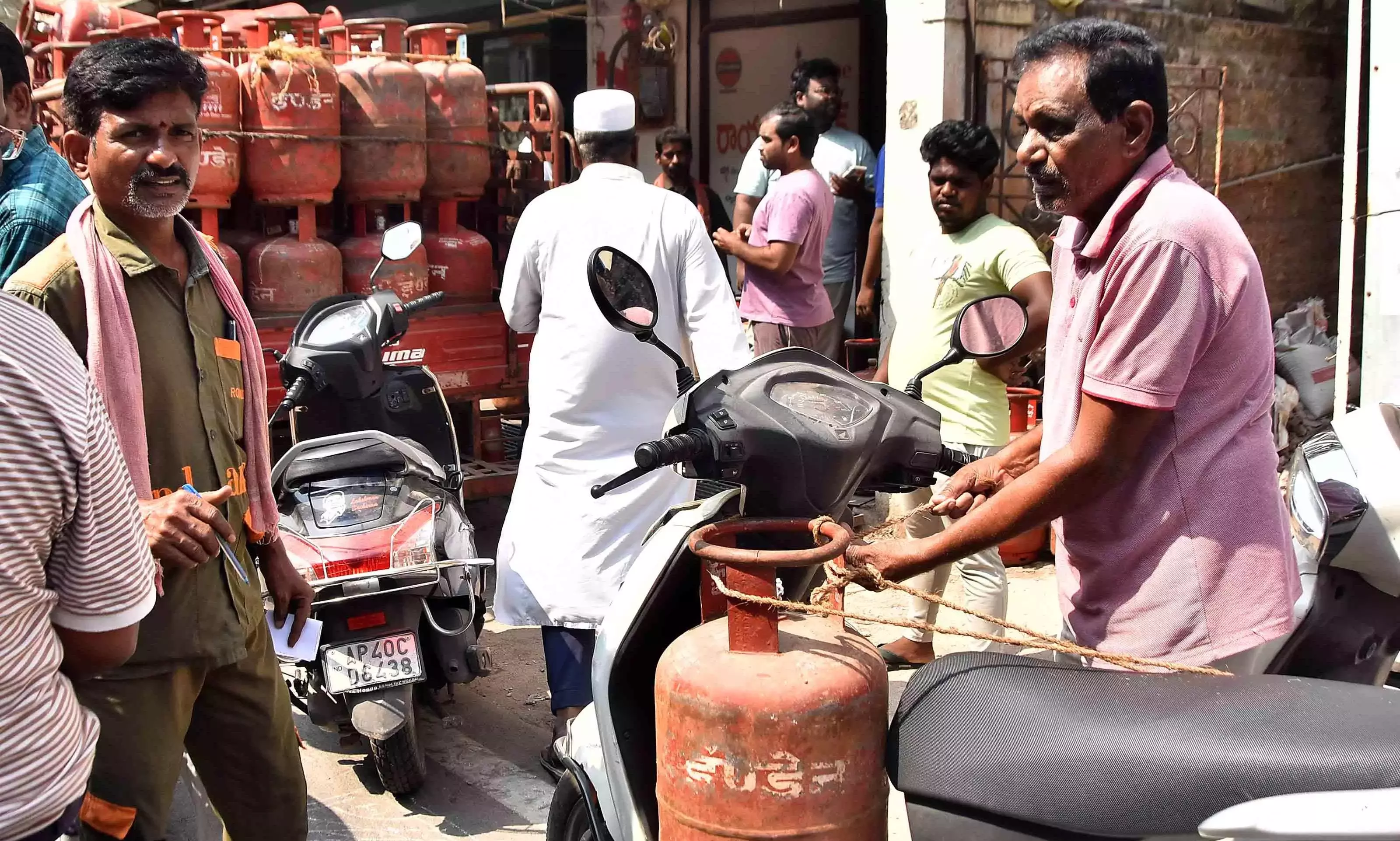 LPG संकट घरेलू उपभोक्ता रिफिल के लिए गैस एजेंसियों की ओर दौड़े