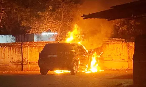 सरकारी दफ्तर के पास कार में आगजनी सरकारी दफ्तर के पास कार में आगजनी