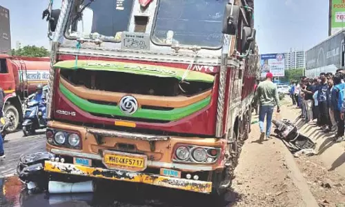 Pune : तेज रफ्तार ट्रक ने वाहनों को टक्कर मारी, बाइक सवार की मौके पर ही मौत