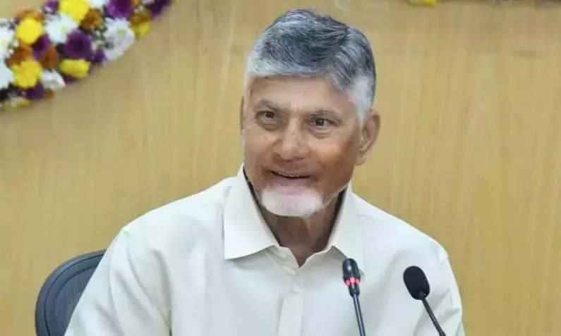 CM नायडू ने अधिकारियों को निर्देश दिया कि वे चुने हुए प्रतिनिधियों के माध्यम से लाभार्थियों को कल्याण पत्र जारी