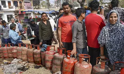 West Bengal: कमी की आशंका के बीच एलपीजी वितरण केंद्रों के बाहर लंबी कतारें