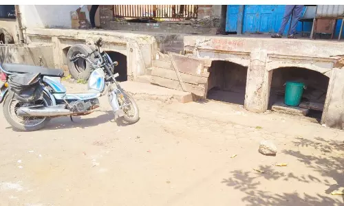 बस की चपेट में आया, ड्राइवर की दर्दनाक मौत