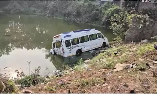18 लोगों को ले जा रहा वाहन 20 फीट गहरे तालाब में गिरा, 3 गंभीर रूप से घायल