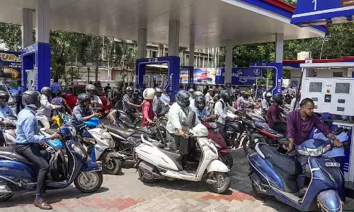 TN में ईंधन को लेकर अफ़रा-तफ़री, वाहन चालक पेट्रोल पंपों की ओर दौड़े TN में ईंधन को लेकर अफ़रा-तफ़री, वाहन चालक पेट्रोल पंपों की ओर दौड़े
