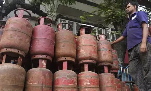घबराहट में खरीदारी से तेलंगाना में LPG बुकिंग व्यवस्था चरमरा गई