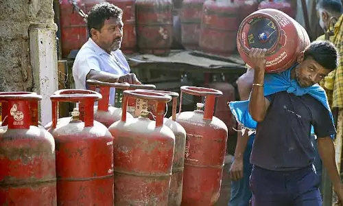 कमी के बीच तिरुवनंतपुरम में रेस्तरां से LPG सिलेंडर चोरी हो गया कमी के बीच तिरुवनंतपुरम में रेस्तरां से LPG सिलेंडर चोरी हो गया