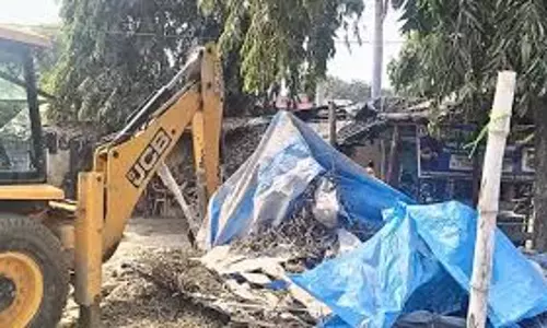 Bareilly: आरटीओ के बाहर दलालों पर कार्रवाई, अड्डे किए ध्वस्त Bareilly: आरटीओ के बाहर दलालों पर कार्रवाई, अड्डे किए ध्वस्त