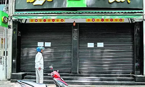 LPG की समस्या गंभीर: होटल, रेस्टोरेंट और इंदिरा कैंटीन बंद LPG की समस्या गंभीर: होटल, रेस्टोरेंट और इंदिरा कैंटीन बंद