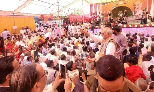 Bareilly: समर्थकों की भीड़ के बीच कैबिनेट मंत्री पर हुई फूलों की बरसात