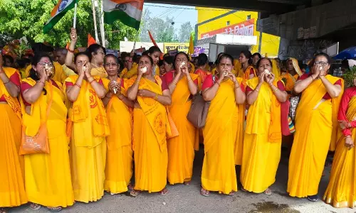 Bareilly: ज्योति कलश यात्रा का भव्य स्वागत, महिलाओं ने की पुष्पवर्षा Bareilly: ज्योति कलश यात्रा का भव्य स्वागत, महिलाओं ने की पुष्पवर्षा