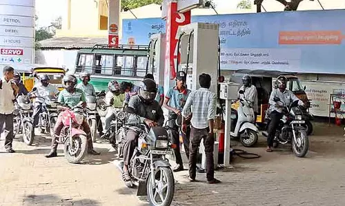 Chennai: कमी के डर से लोग घबराकर खरीदारी कर रहे Chennai: कमी के डर से लोग घबराकर खरीदारी कर रहे