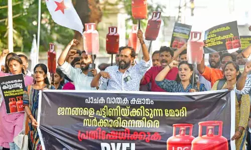 Kerala : कुकिंग गैस की कमी से होटल क्षेत्र प्रभावित