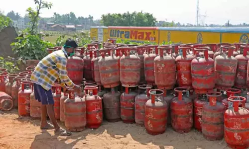 LPG वितरण पर नियंत्रण; सिलेंडर बड़े पैमाने पर काला बाज़ार में LPG वितरण पर नियंत्रण; सिलेंडर बड़े पैमाने पर काला बाज़ार में