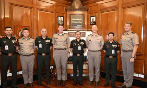 COAS जनरल उपेंद्र द्विवेदी ने रक्षा साझेदारी को मज़बूत करने के लिए US कमांडिंग जनरल वॉवेल से मुलाक़ात की COAS जनरल उपेंद्र द्विवेदी ने रक्षा साझेदारी को मज़बूत करने के लिए US कमांडिंग जनरल वॉवेल से मुलाक़ात की