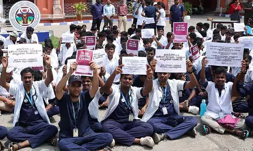 Tamil Nadu में प्रस्तावित निजी कॉलेजों के विरोध में पशु चिकित्सा छात्रों ने राज्यव्यापी प्रदर्शन किया Tamil Nadu में प्रस्तावित निजी कॉलेजों के विरोध में पशु चिकित्सा छात्रों ने राज्यव्यापी प्रदर्शन किया