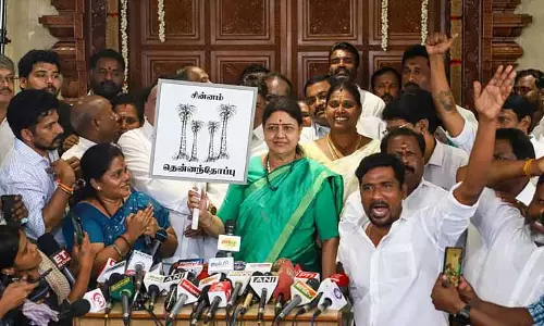 Sasikala ने ऑल इंडिया पुरैची थलाइवर मक्कल मुनेत्र कड़गम लॉन्च किया