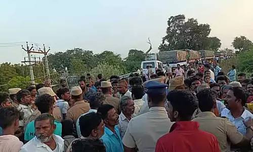Thoothukudi में किशोर की हत्या, परिजन ने विश्वसनीय पुलिस कार्रवाई की मांग करते हुए शव लेने से इनकार किया Thoothukudi में किशोर की हत्या, परिजन ने विश्वसनीय पुलिस कार्रवाई की मांग करते हुए शव लेने से इनकार किया