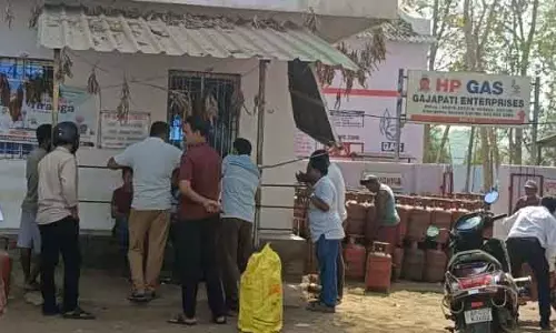 Paralakhemundi LPG की कमी के कारण खाने की दुकानें बंद करनी पड़ीं