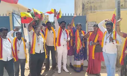 Vatal पार्टी और करुणाडु सेना के कार्यकर्ताओं ने सरकारी स्कूल के सामने प्रदर्शन किया Vatal पार्टी और करुणाडु सेना के कार्यकर्ताओं ने सरकारी स्कूल के सामने प्रदर्शन किया
