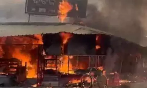 Bantala सिलेंडर फटने से 10 दुकानें जलकर खाक Bantala सिलेंडर फटने से 10 दुकानें जलकर खाक