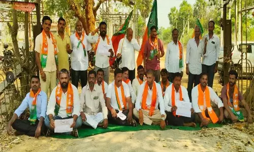 राजपेट सबस्टेशन पर BJP कार्यकर्ताओं ने किसानों के लिए निर्बाध बिजली की मांग को लेकर प्रदर्शन किया राजपेट सबस्टेशन पर BJP कार्यकर्ताओं ने किसानों के लिए निर्बाध बिजली की मांग को लेकर प्रदर्शन किया