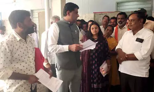 भूमि रिकॉर्ड: लोगों को भ्रमित न करें; District Collector