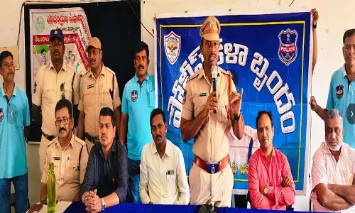 SI कस्ताला गोपीकृष्ण ने छात्रों से नशीले पदार्थों और साइबर अपराधों के प्रति सतर्क रहने का आग्रह किया