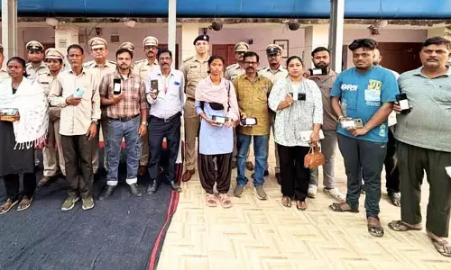 Rourkela Police ने 32 लाख रुपये के 106 चोरी हुए मोबाइल मालिकों को लौटाए Rourkela Police ने 32 लाख रुपये के 106 चोरी हुए मोबाइल मालिकों को लौटाए